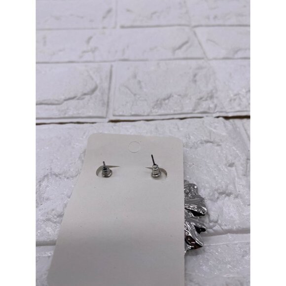Fashion Jewelry Women’s Leaf Shape Earrings Sliver Tone Studs - Picture 6 of 6